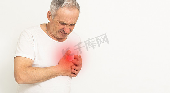 有胸痛心脏病发作或心脏骤停的帅气老人，白色干净背景中有红点突出区域