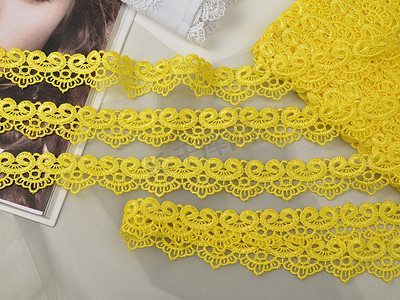 黄色温柔的凸花带，美丽的蕾丝面料。