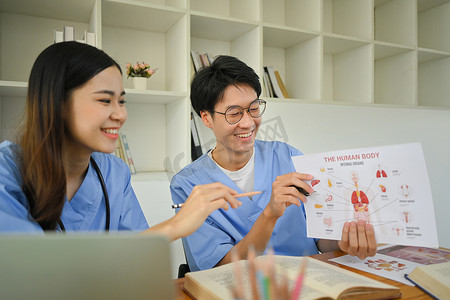 两个性格开朗的医学生阅读书籍，准备在图书馆参加大学考试。