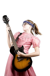弹着摇滚吉他的年轻女孩