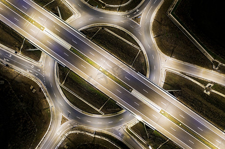 城市摄影照片_夜间灯光下的城市公路交叉路口鸟瞰图。