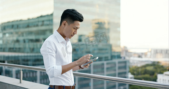 企业通知摄影照片_办公楼屋顶上的亚洲人、城市企业和电话，用于社交网络、移动应用程序搜索和阅读经济新闻通知。