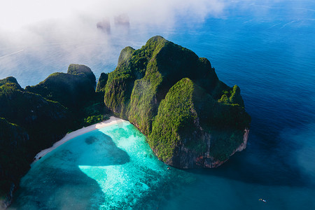 玛雅湾摄影照片_玛雅湾皮皮岛泰国，绿松石清澈的水泰国皮皮岛