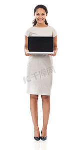 肖像中的商业女性、带笔记本电脑的模型、技术和企业通信、电子邮件和互联网网络。