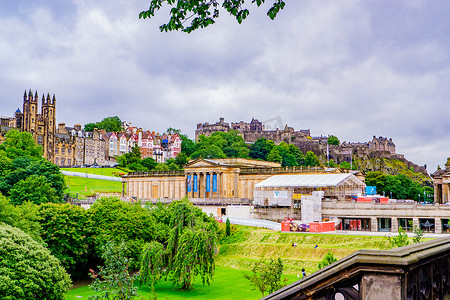 苏格兰爱丁堡著名王子街花园的广角景观
