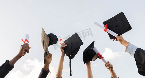 天摄影照片_毕业证书和一群在天空中的手，在大学教育中取得成功。