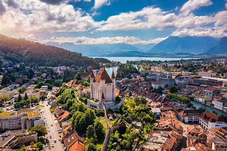 图恩市全景与阿尔卑斯山和 Thunersee 湖，瑞士。