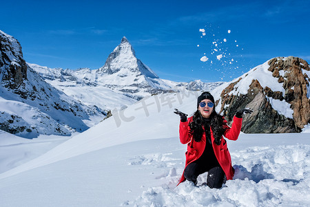 在 Z 的马特宏峰山玩雪的年轻女游客