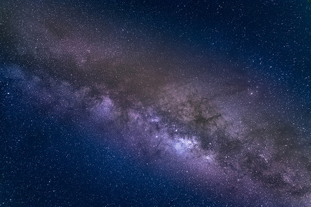 安第斯山脉上空的银河和星空。