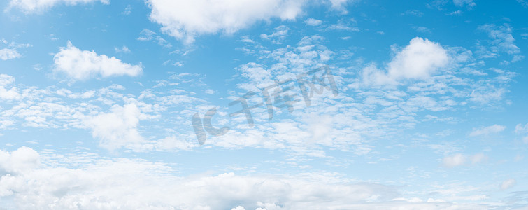 蓝色白云摄影照片_全景蓝天背景与白云