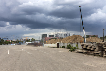 在建设中的住宅区背景下，长长的工厂管道躺在地上