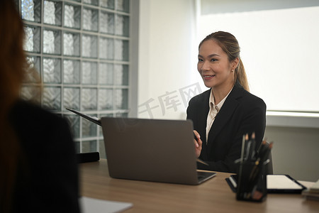 千禧一代女性招聘经理在求职面试中倾听女性求职者的工作经历