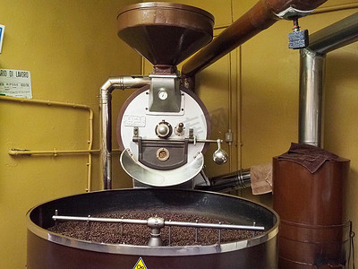 意大利克雷莫纳 — 2022 年 6 月 8 日烘焙生绿阿拉比卡咖啡豆
