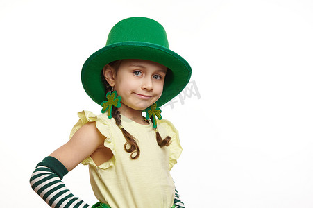 爱尔兰小妖精女孩戴着绿色嘉年华帽，看着相机，在白色背景下被隔离。