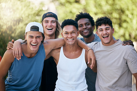 男人们在运动场上欢笑和结合，进行健身、锻炼或社区游戏、比赛和比赛的训练。