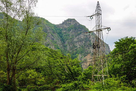 反对蓝天的大功率塔杆在罗马尼亚。