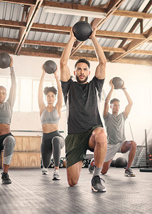 健身、训练和药球与人们在健身房和课堂上进行锻炼、健康和体育锻炼。