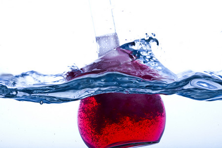 水中的实验室玻璃器皿，明亮的现代化学概念
