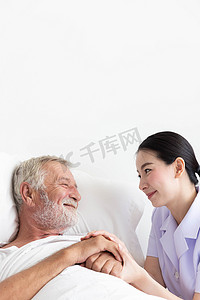 护士照顾躺在床上的老人