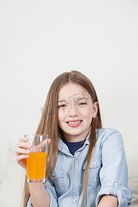 喝果汁的女孩摄影照片_喝果汁的快乐女孩