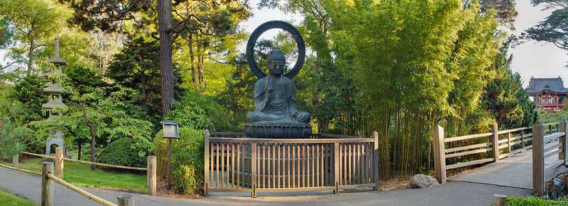 日本园林全景中的青铜坐佛