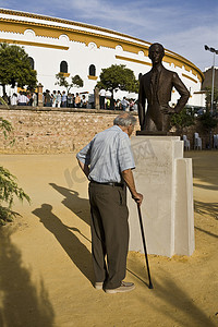 西班牙哈恩省利纳雷斯西班牙斗牛士马诺莱特纪念碑的男子