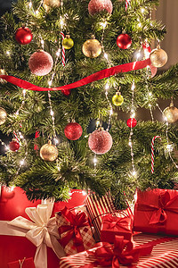 英语活动摄影照片_圣诞礼物和节日礼物、装饰圣诞树下的经典圣诞礼盒、节日快乐和节礼日庆祝活动