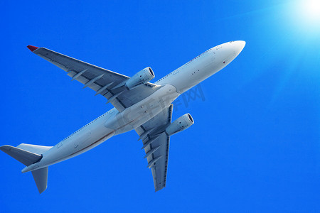 喷气式客机在蓝天上飞行