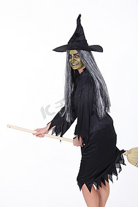 女巫打扮的女人