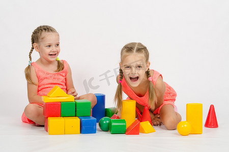 骰子png摄影照片_两个女孩控制不住地笑着玩骰子