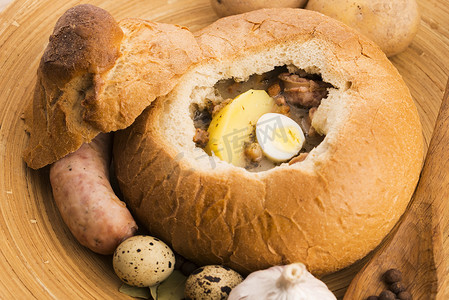 传统的白色罗宋汤 (zurek) 配香肠、鸡蛋和蘑菇