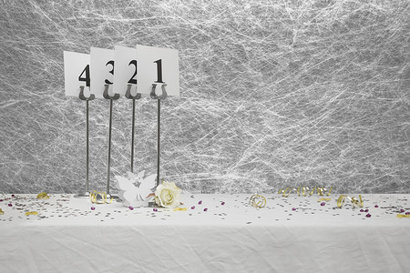 带 r 的白色桌布上的婚礼表号和优惠框
