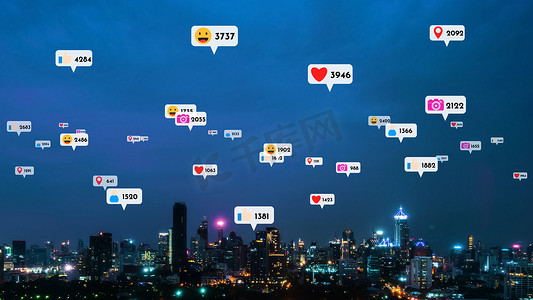 社交媒体图标飞越市中心，显示人们互惠联系