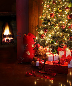 背景中有树和火的圣诞场景