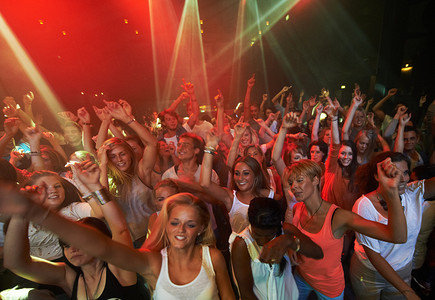 音乐会音乐、摇滚乐和人群与迪斯科派对灯光一起在迷幻节日中跳舞、表演和唱歌。