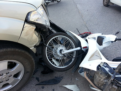 摩托车碰撞摄影照片_碰撞事故皮卡车和摩托车