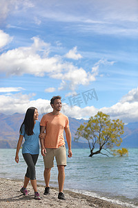 新西兰游客夫妇参观瓦纳卡孤树，在湖边散步。