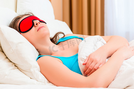 一个眼睛上戴着面具的熟睡女人的肖像