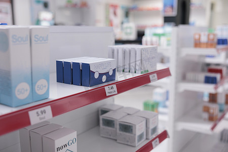 空荡荡的药店货架上药品包装的选择性焦点