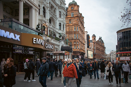 伦敦，2022 年 12 月 3 日 — 莱斯特广场圣诞市场的路人
