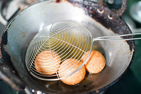 北印度街头小吃 gol gappe pani puri 或 puchke 的照片是用热油从面团中油炸而成的圆形空心金球