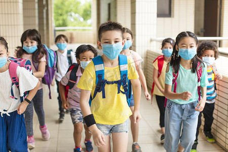covid-19 隔离后，一群戴口罩的儿童回到学校