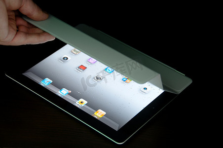 ipad图标摄影照片_带有灰色 Smart Cover 的黑色 Wi-Fi iPad2