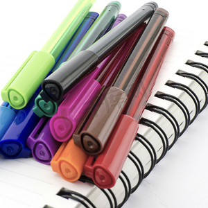 彩色笔与笔记本隔离在白色
