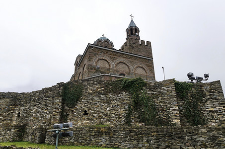 天空围栏摄影照片_大特尔诺沃 Tsarevets 堡垒的教堂和围栏