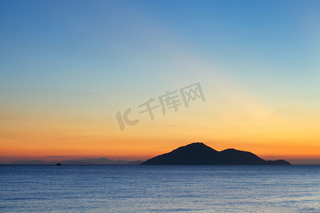 大海小岛摄影照片_与小岛的日落海景