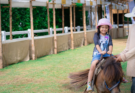 小女孩学骑马