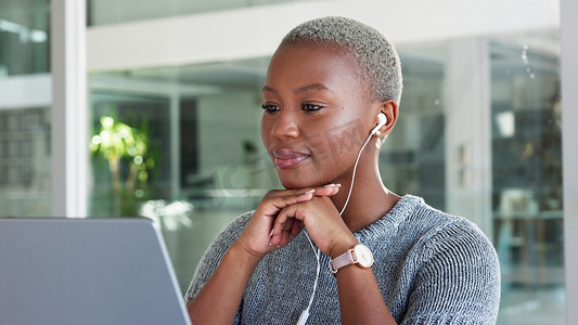 虚拟会议中的办公室、视频通话和女商人在全球网络公司就 ppt 提案提供反馈。