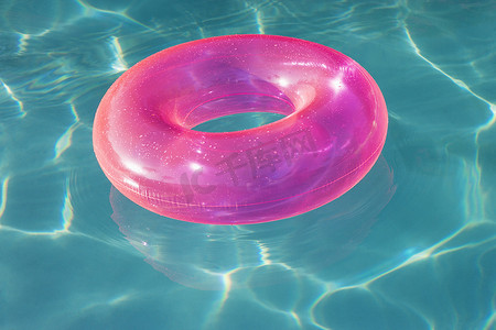 漂浮在游泳池的桃红色充气管