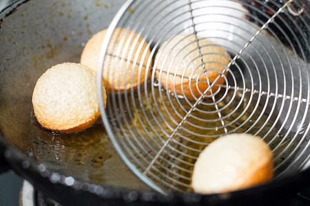 北印度街头小吃 gol gappe pani puri 或 puchke 的照片是用热油从面团中油炸而成的圆形空心金球